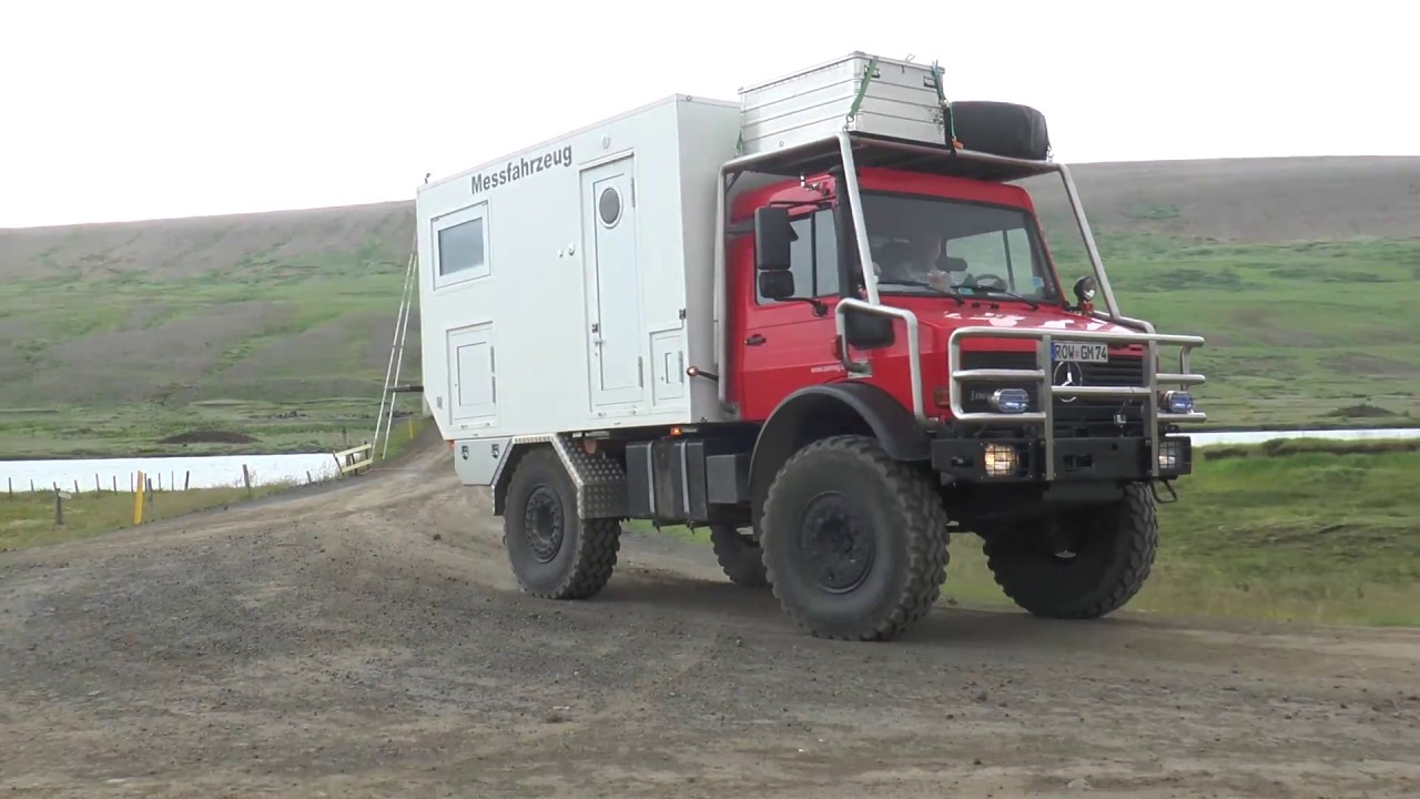 Mercedes Unimog quert den Skjálfandafljót / Island