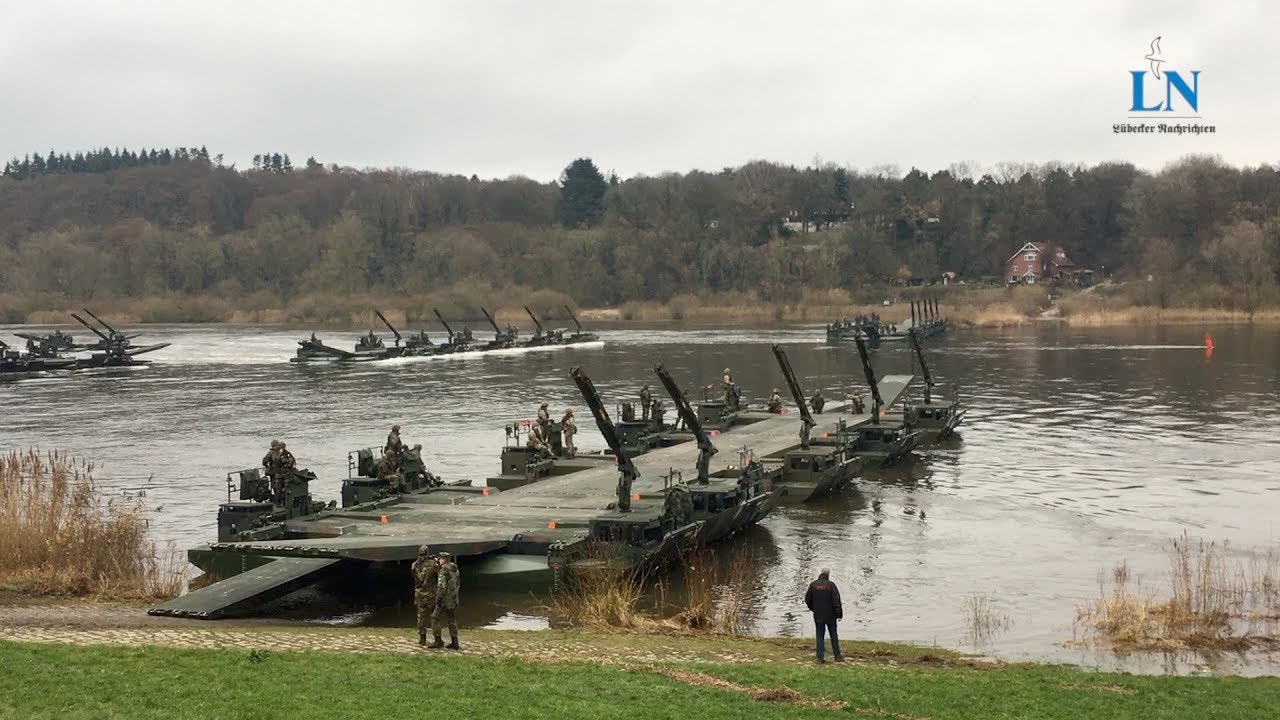 Soldaten bauen Amphibienbrücke über die Elbe