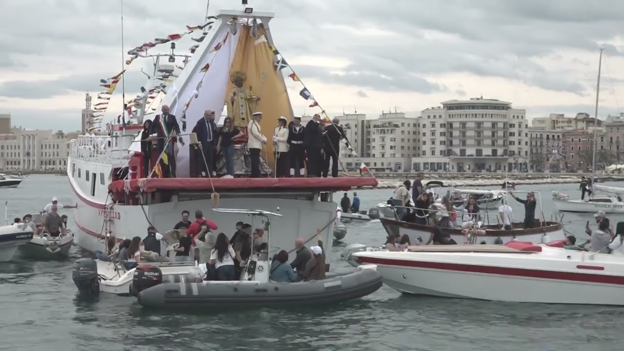 Bari, festa di San Nicola: l'imbarco della statua sul peschereccio Antonella D.