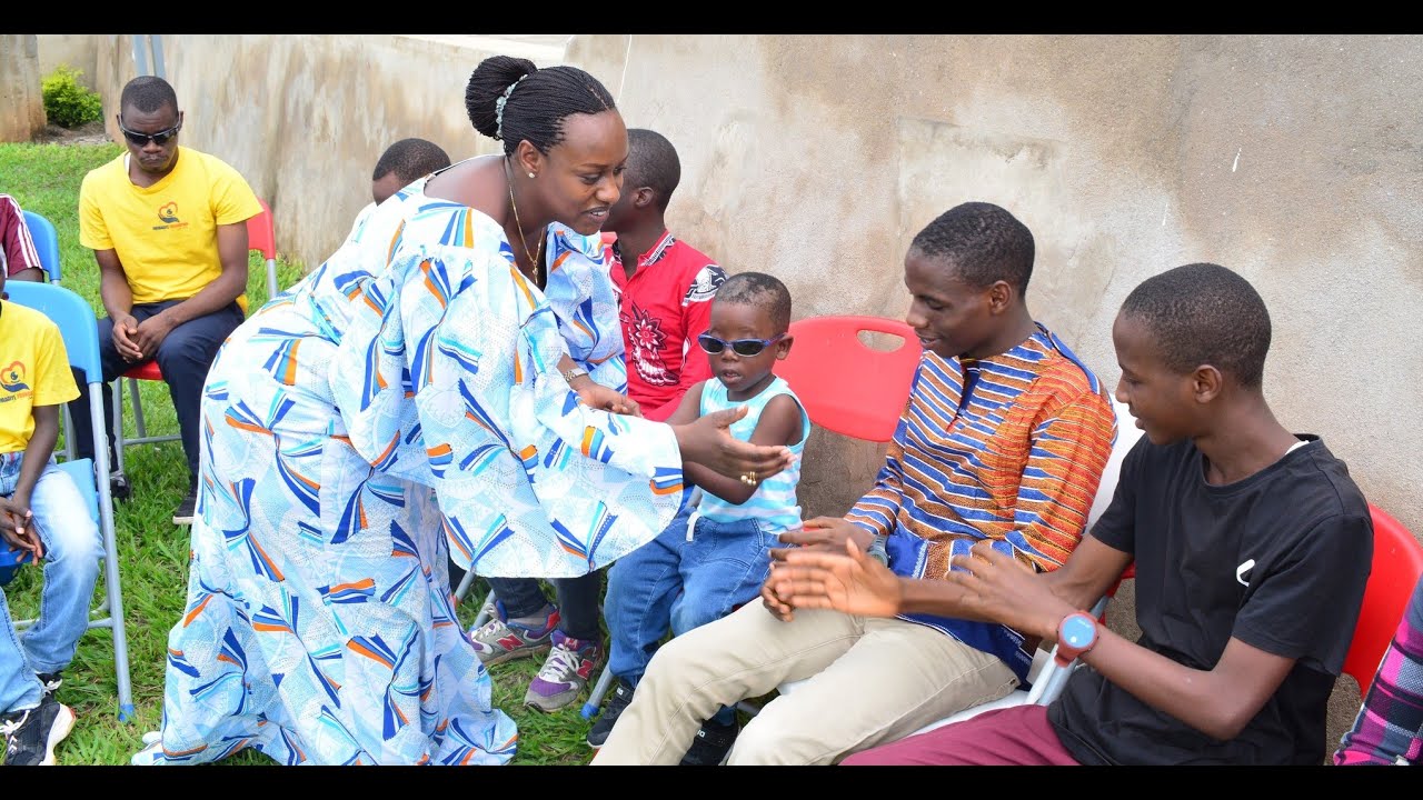 Fondation Uwiragiye yagiriye umunsi mukuru abagendana ubumuga bwo kutabona isanzwe ifasha