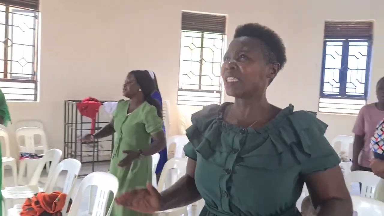 Praise by pastor Hellen Namuluya 