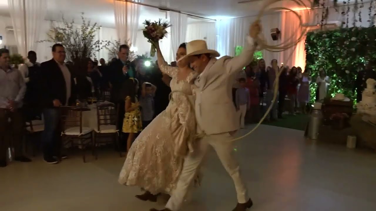 Entrada dos noivos na festa de casamento country com orquestra sertaneja