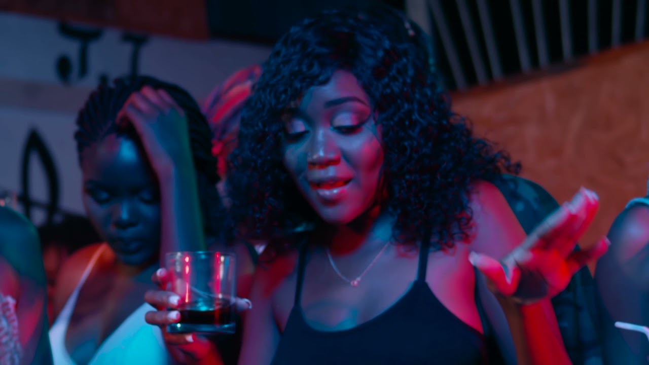 Button Rose ft Uami Ndongadas - Num T&aacute; Na Moda - ( Video Oficial )