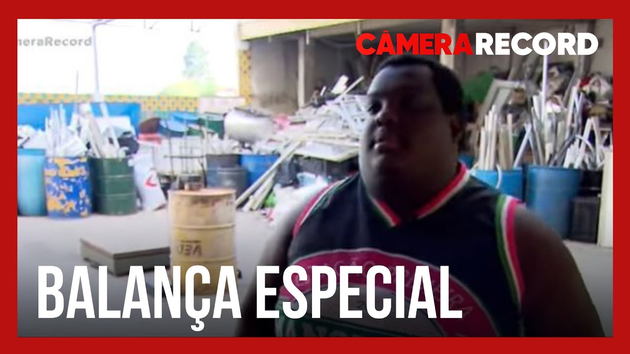 Músico recorre a uma balança especial por causa do excesso de peso