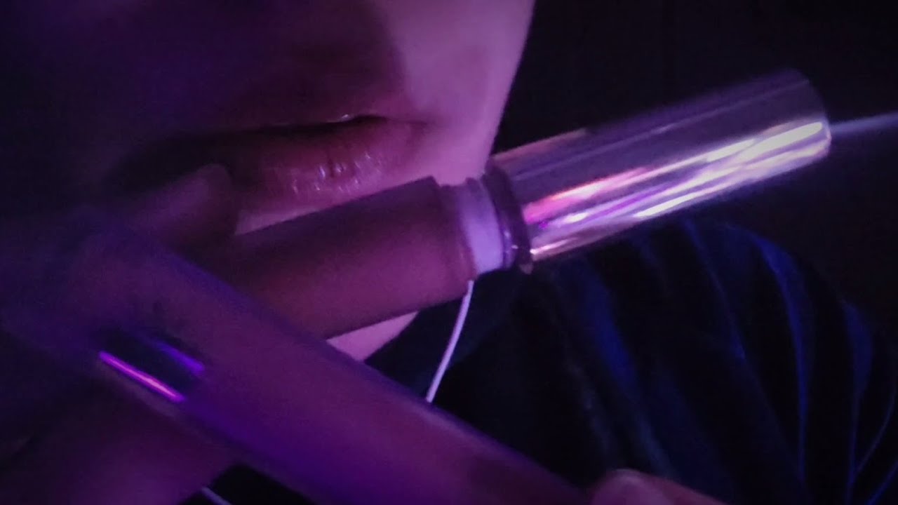 ASMR اي اس ام ار | Lip Gloss application with tongue clicking 👅💄