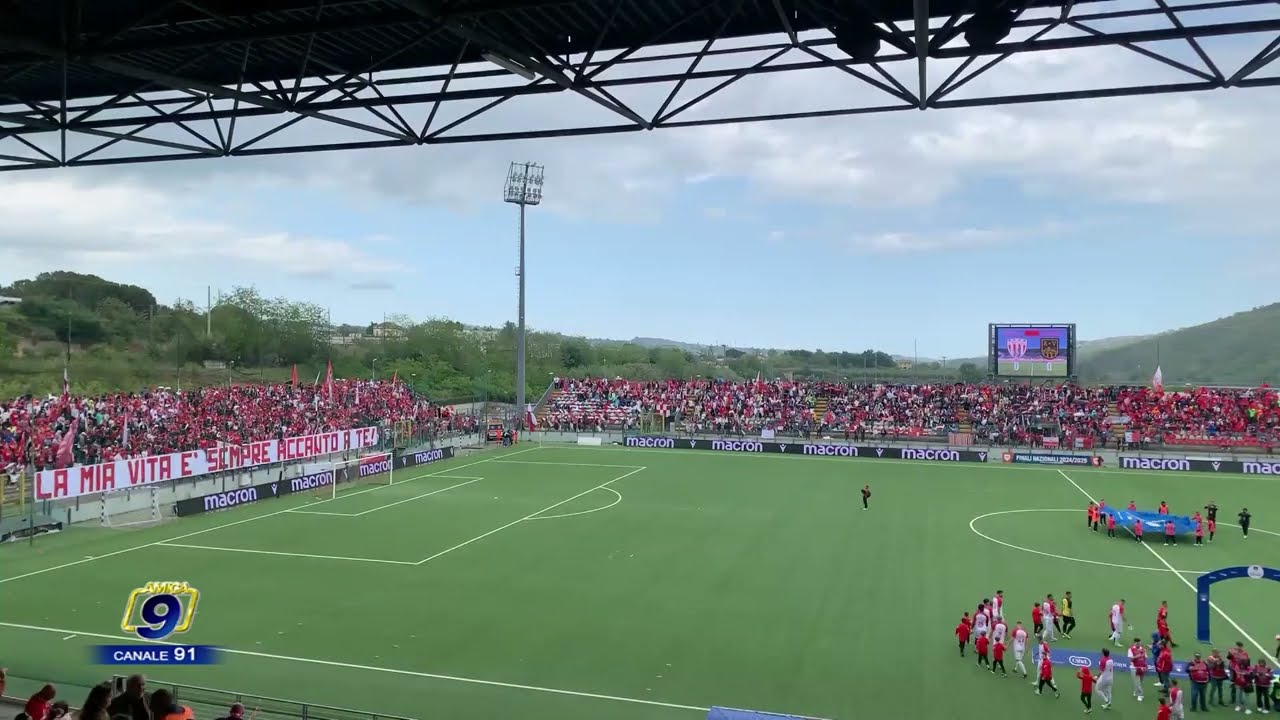 La bellissima coreografia della tifoseria biancorossa all'ingresso in campo di Barletta e Rovato