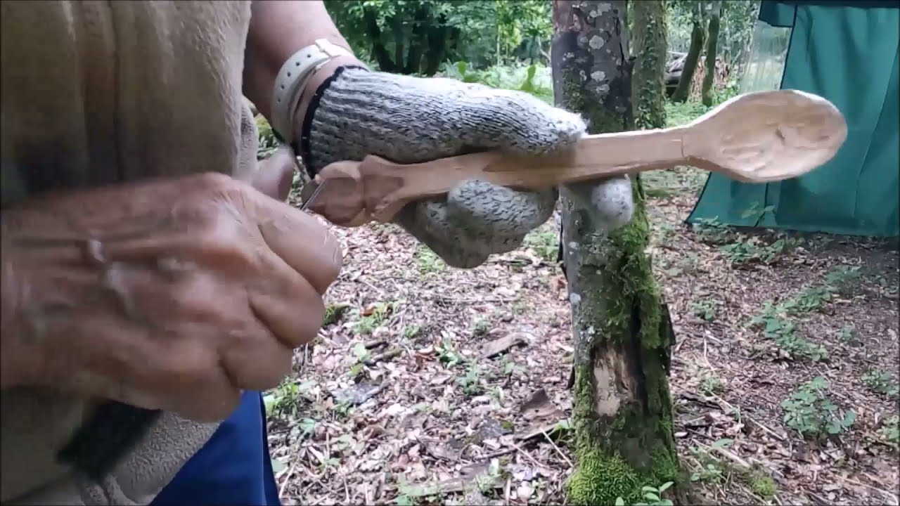 Cuillère de néflier sculptée avec le flexcut carvin jack