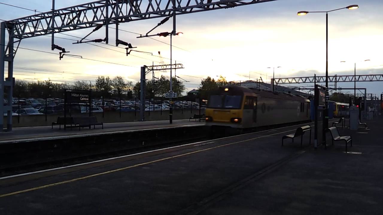 Class 92 no. 92043 pulling the new class 350/4 no. 350401 passed Milton Keynes on 7/11/13
