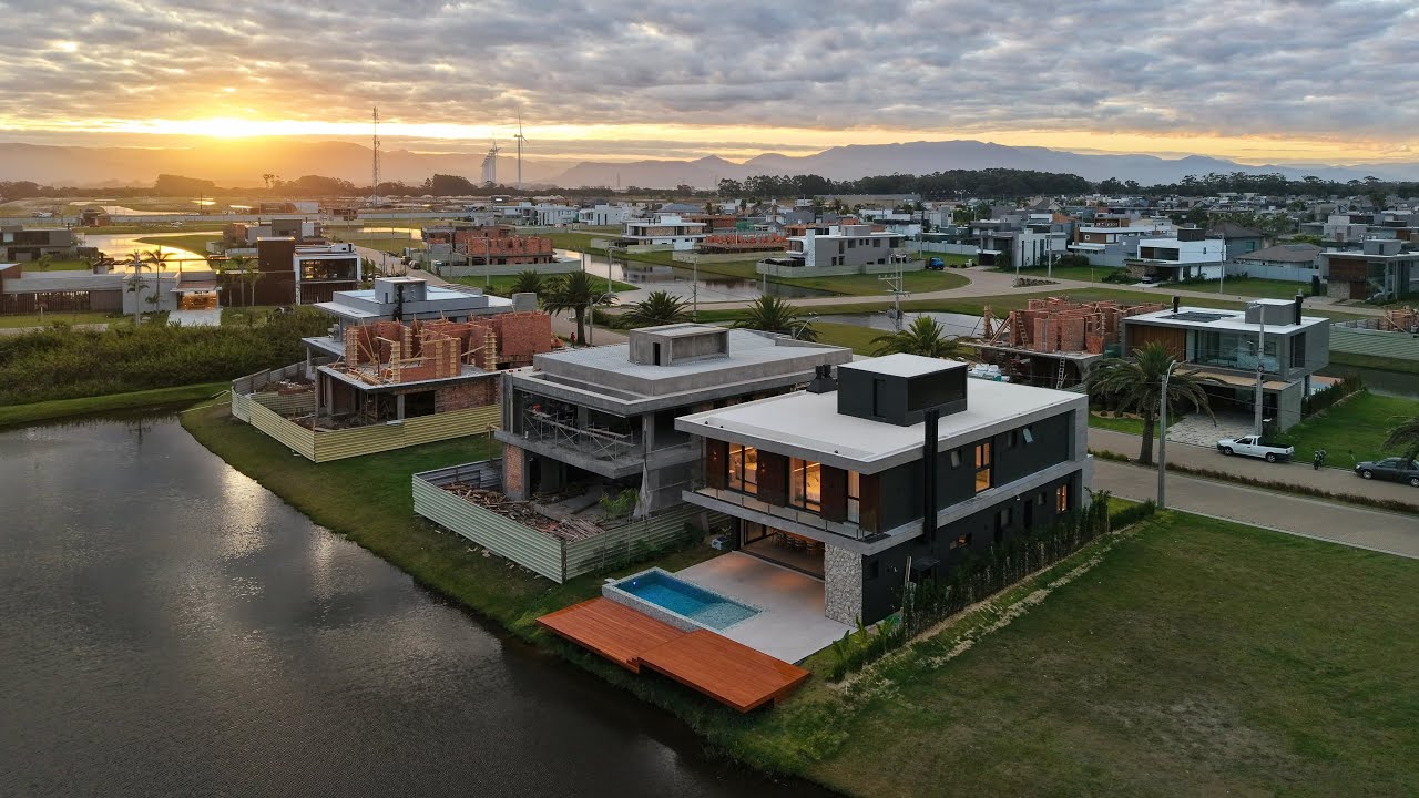 SOBRADO DE LUXO NO CONDOM&Iacute;NIO AMARE, 5 SU&Iacute;TES, BEIRA LAGO, DECORADO, &Agrave; VENDA!