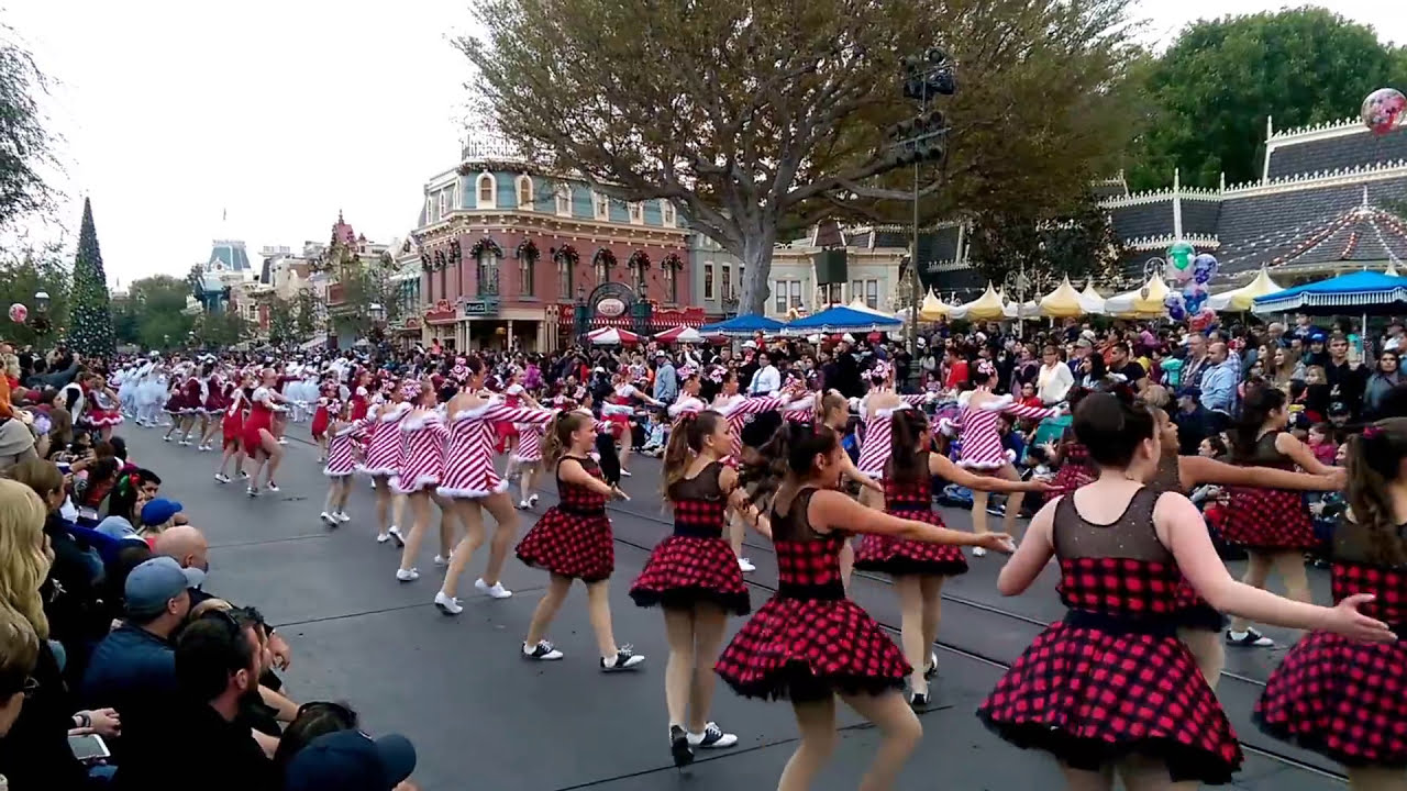 DANCE THE MAGIC PARADE AT DISNEYLAND(LUNA AND BOO)
