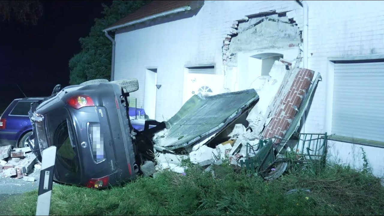 Lauter Knall in der Nacht: Auto prallt gegen Haus