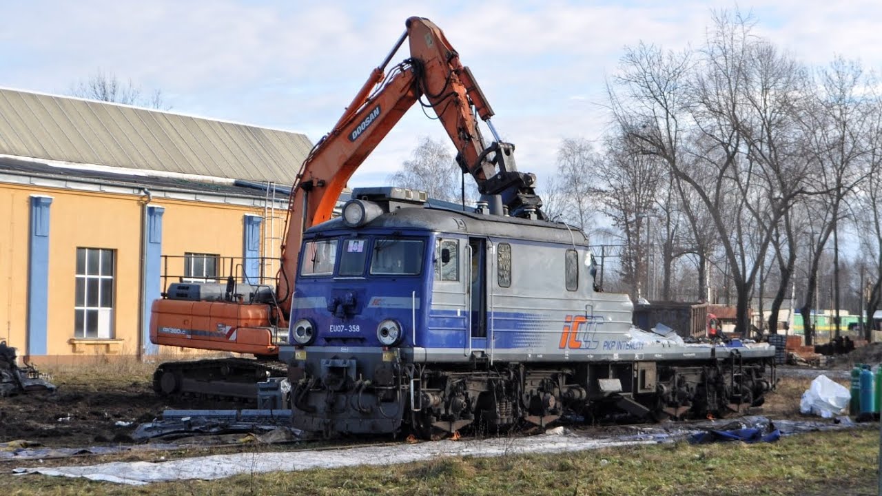 Kasacja lokomotyw EU07-380 oraz EU07-358 w Krakowie.
