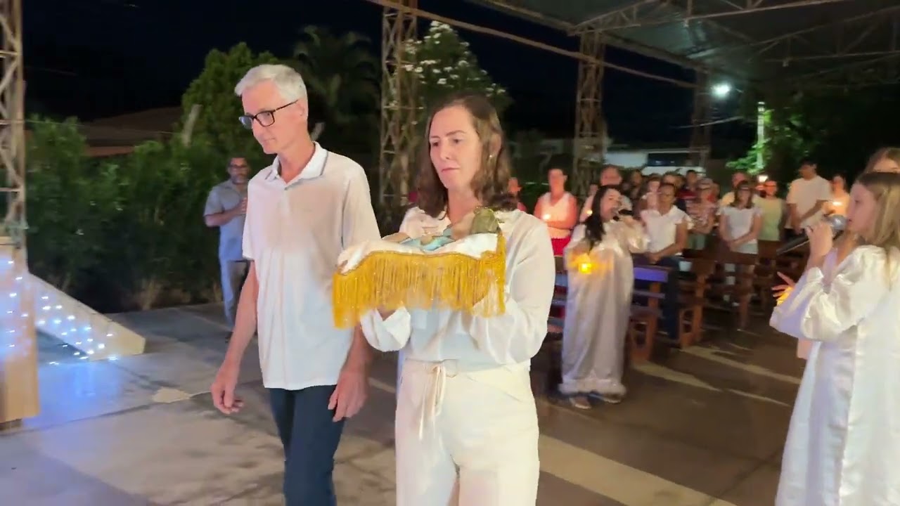 Entrada solene da imagem do menino Jesus na vigília do natal