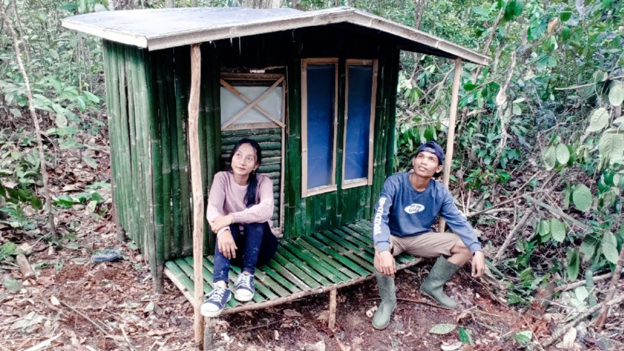 SEHARIAN MEMBANGUN SHALTER BERSAMA ISTRI DAN MANDI  DI SUNGAI HUTAN SUMATRA