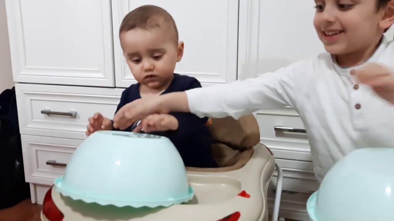 Efe ile Emir kutumda ne var oyunu oynadılar.