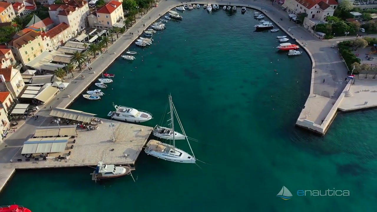 Luka Supetar na otoku Brač posneta iz zraka
