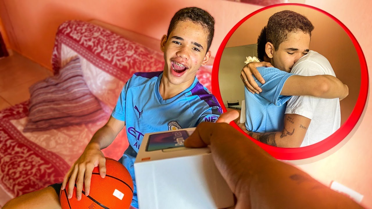 DEI UM PRESENTE PRO MEU IRMÃO E ELE SE EMOCIONOU !