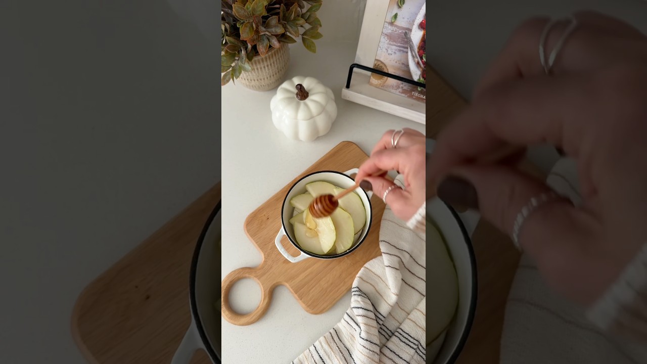 Baked Brie with pears honey and walnuts #bakedbrie #fallfood #tipsntricks