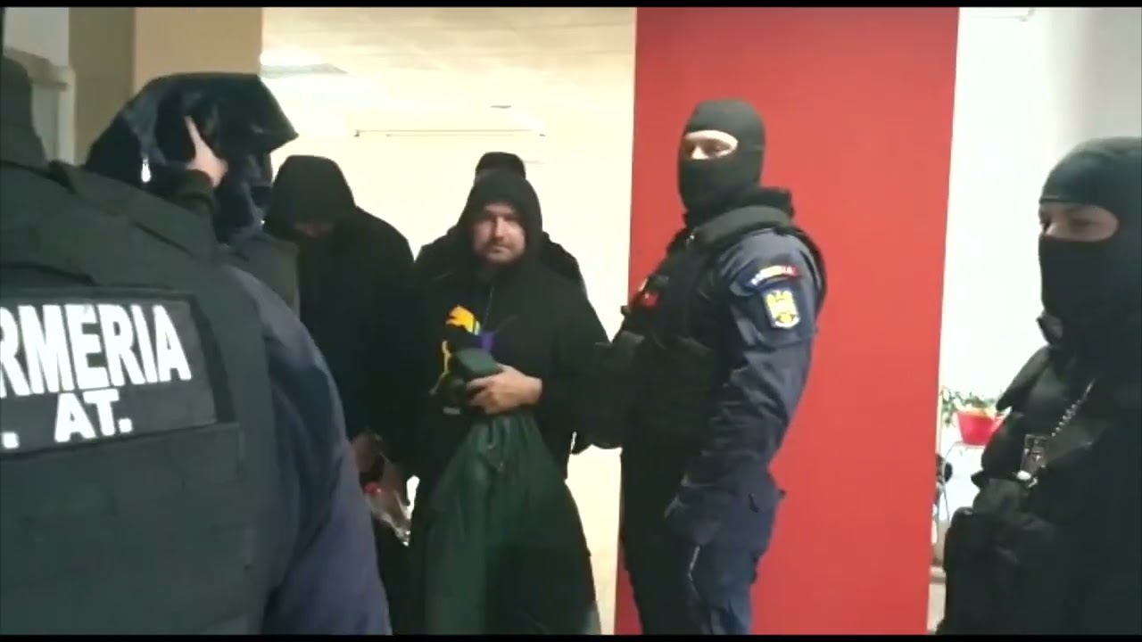 Suspecți într-un dosar de trafic de droguri, duși la audieri