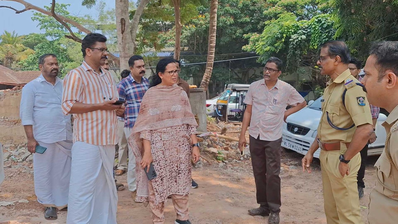 വാഹനങ്ങൾ നീക്കി കാട് വെട്ടി തെളിച്ച് വൃത്തിയാക്കും; വടകര റവന്യു ടവർ നിർമ്മാണ പ്രവർത്തി ഉടൻ തുടങ്ങും