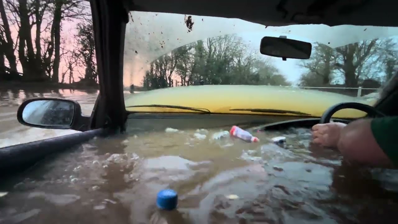 Pugmarine Peugeot 405 river crossing inside view 