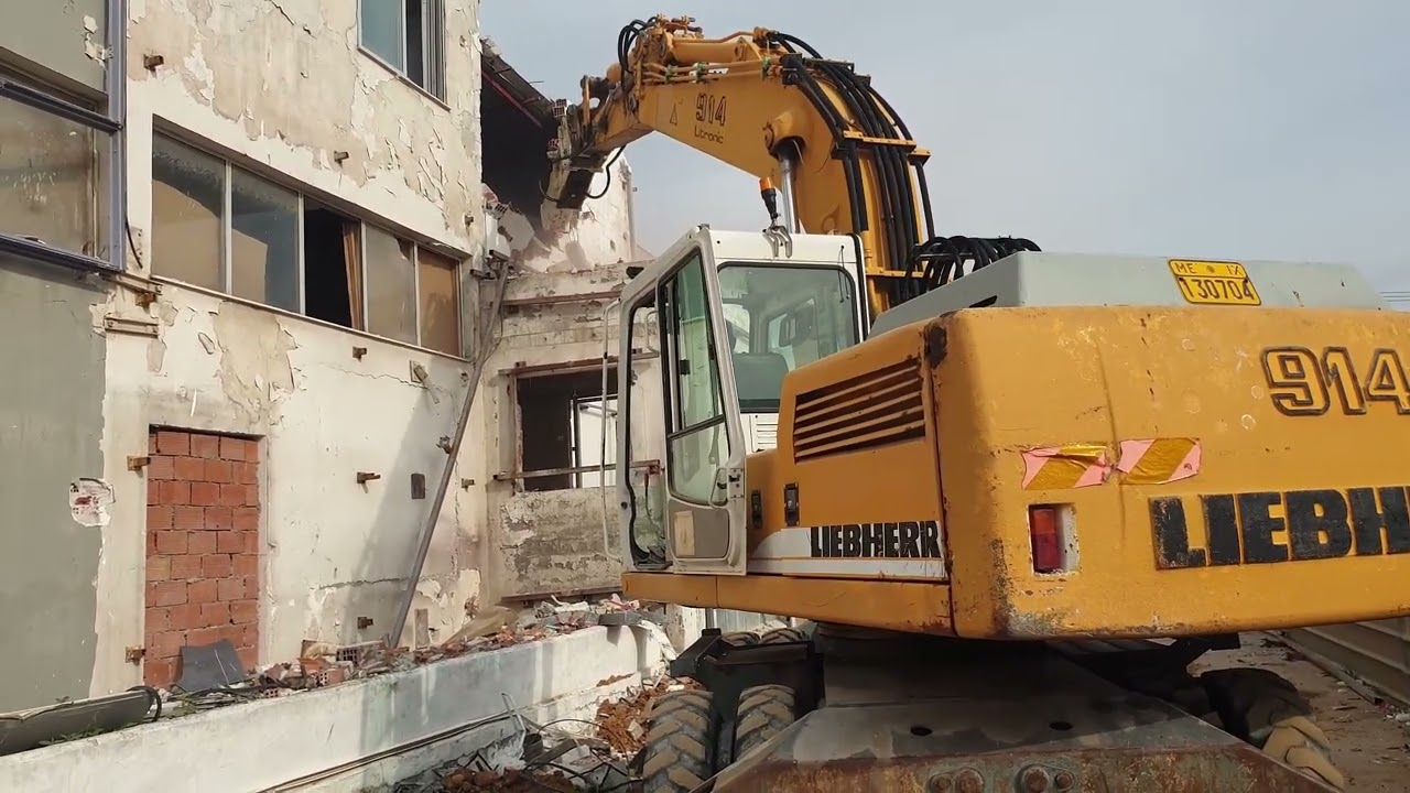 Liebherr 914 with furukawa hammer