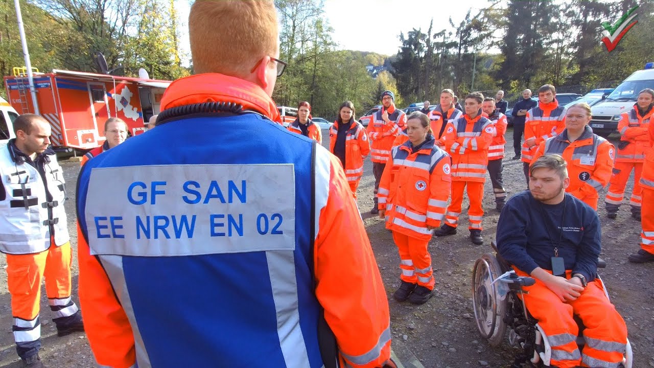 2022 11 12 - GF SAN erkl&auml;rt GW SAN...  EE NRW EN 02 | Deutsches Rotes Kreuz Gruppenf&uuml;hrer SAN