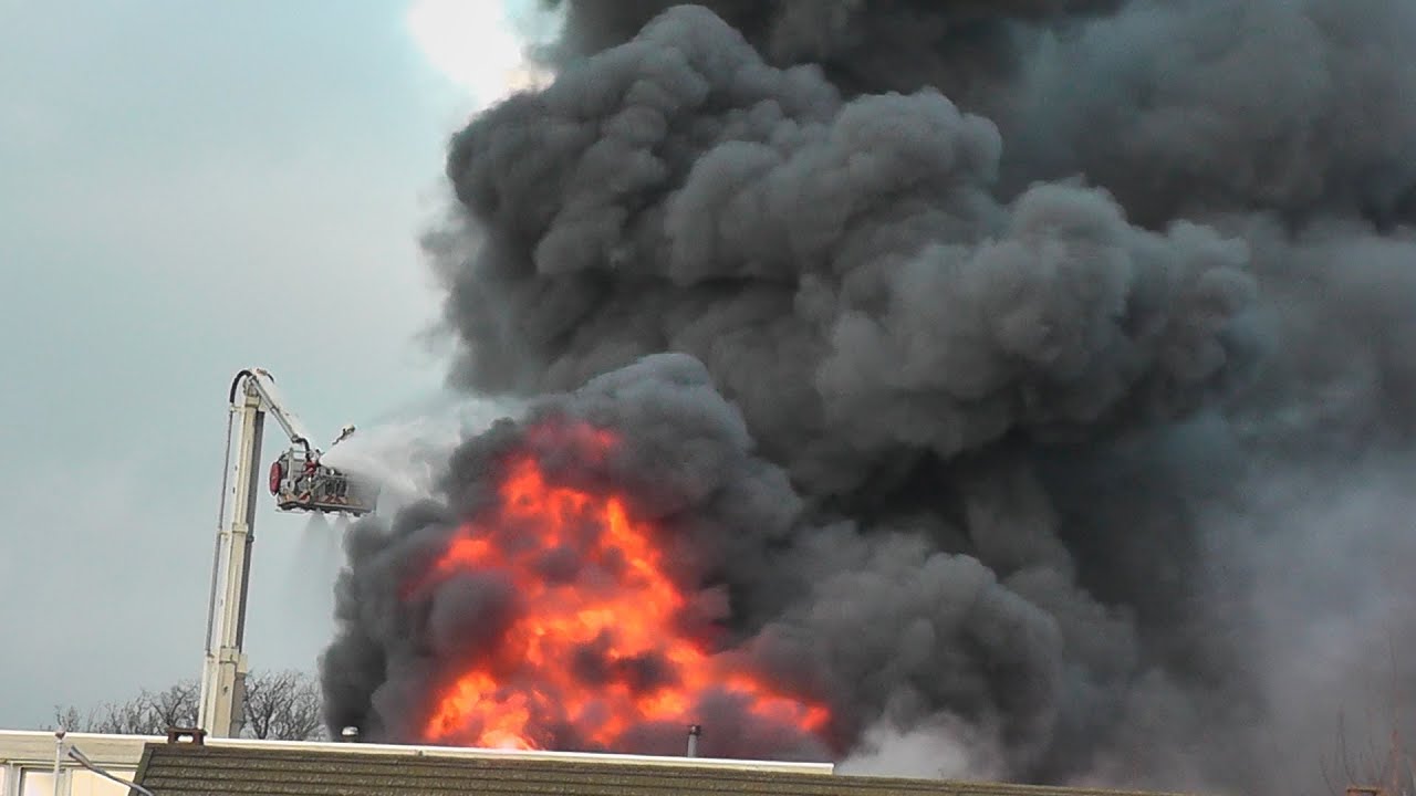 Zeer Grote Brand in Bedrijf GRIP 2 Westzanerdijk Zaandam [18-12-13] Spoedvoertuigen + De brand