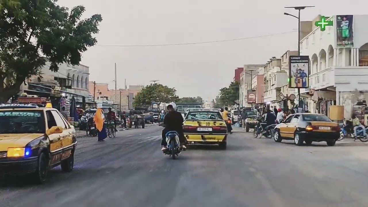 Entrée à Saint-Louis du Sénégal à la tombée de la nuit (Driving)