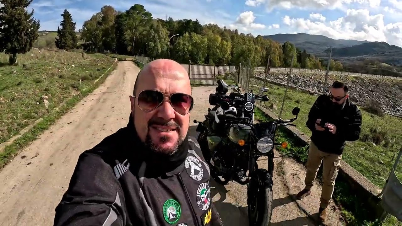 in moto a Ficuzza con Kawasaki Er5 e Royal 👑 Enfield ShotGun 2025.