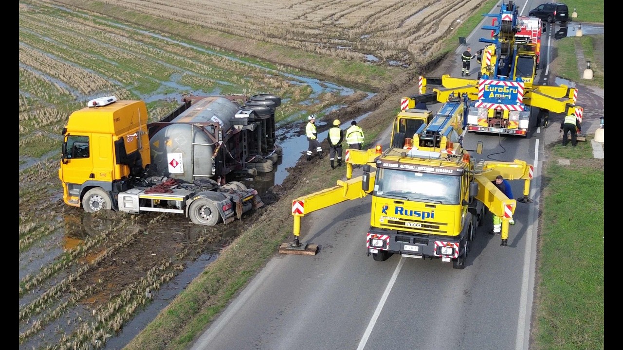 Camion cisterna che trasporta sostanze pericolose esce di strada e si ribalta