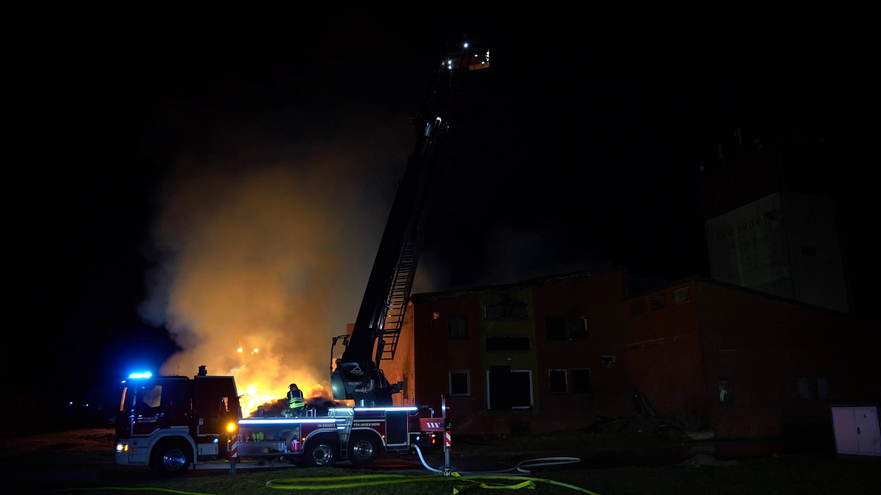 [WERKFEUERWEHR TMB] Großbrand in Brome (LK Gifhorn) - Werkfeuerwehr VW Wolfsburg im Einsatz