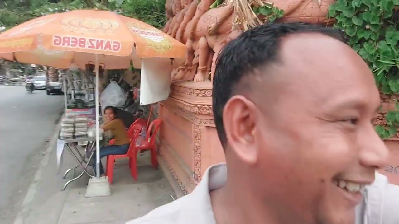 ពីរនាក់ប្អូនច្រឹបដើរមើលមាត់ស្ទឹងសង្កែ