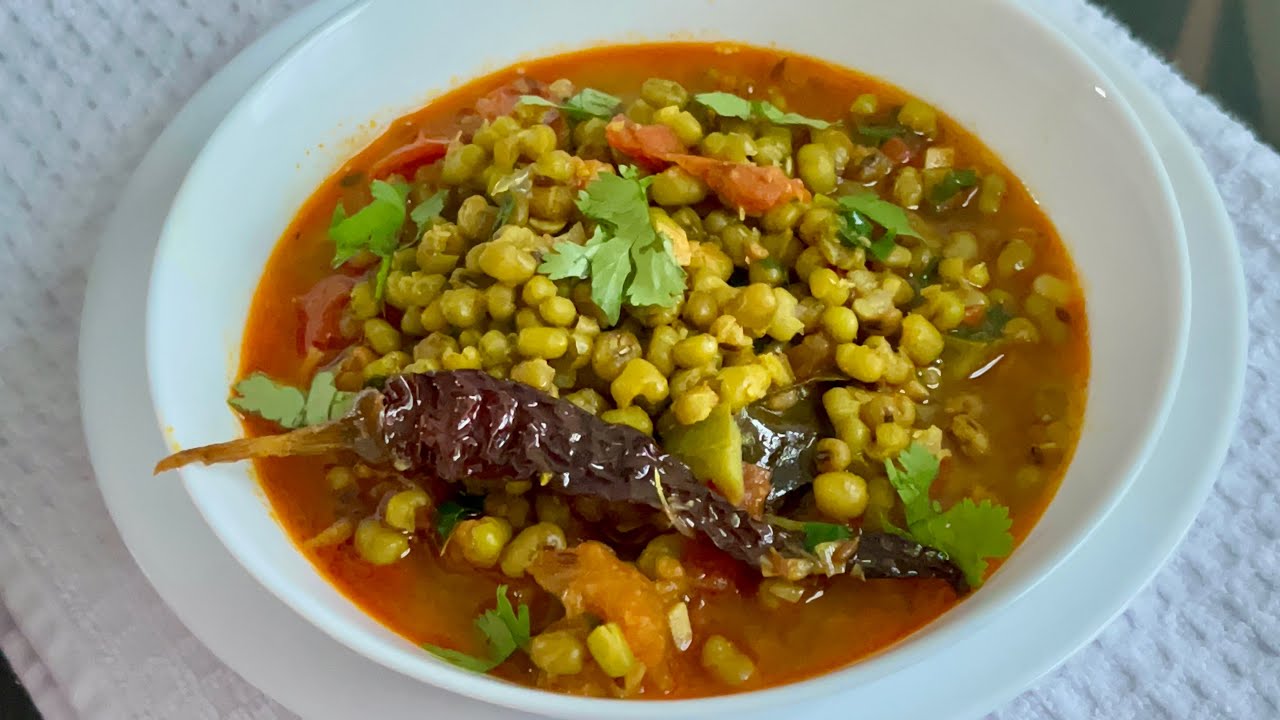 Spicy Green Mung Beans Curry | मसालेदार साबुत मुँग रस्सा | Ami’s Cooking