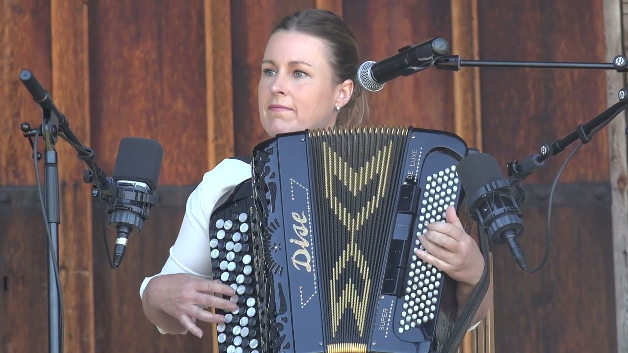 Annikas orkester spiller Hambo på däck av Ivan Thelmé.