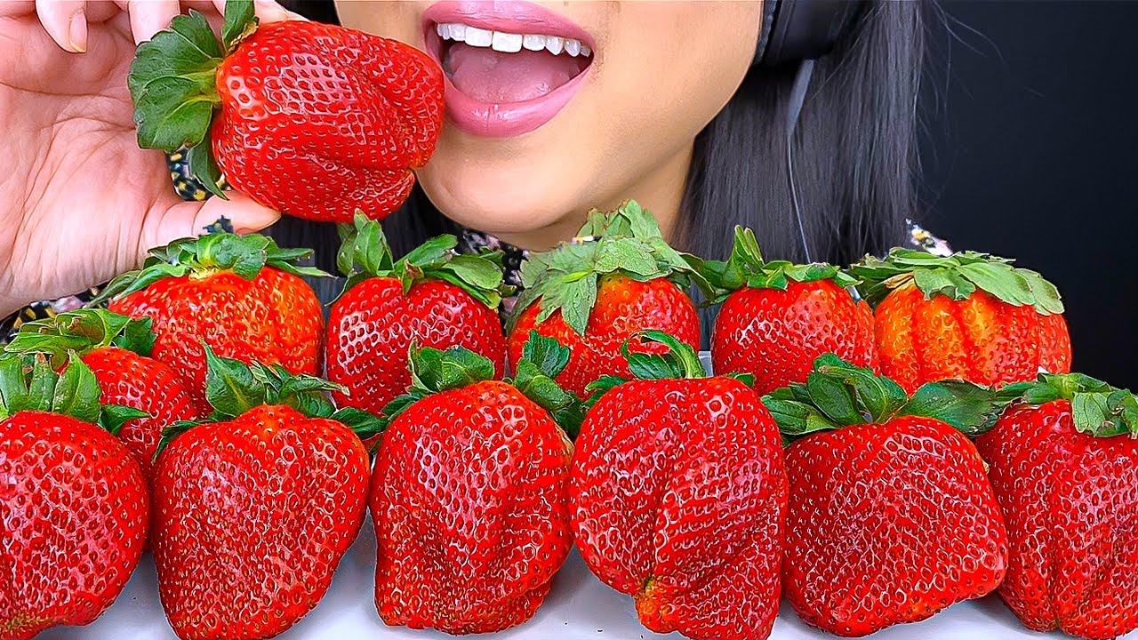 ASMR GIANT JUICY STRAWBERRIES (EATING SOUNDS) EATING SHOW | ASMR Phan