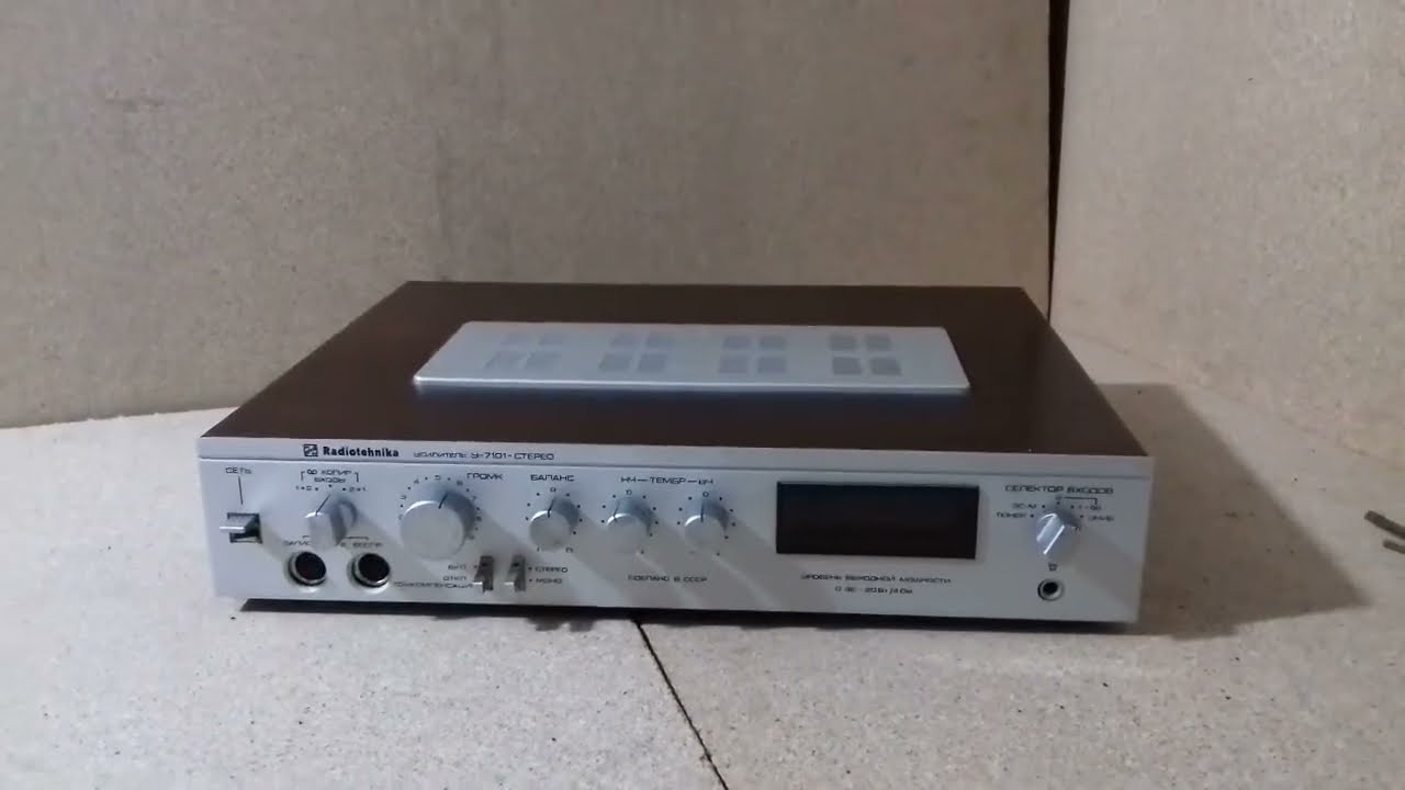 Заглядываем в прошлое. Усилитель Radiotehnika (Радиотехника). Снятие пломб. Вид внутри. Сохранность.