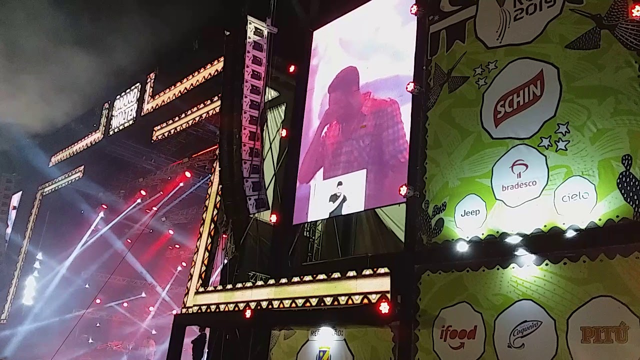 Mano Walter cantar Jenifer de GD e se emociona na abertura do São João de Caruaru 2019.