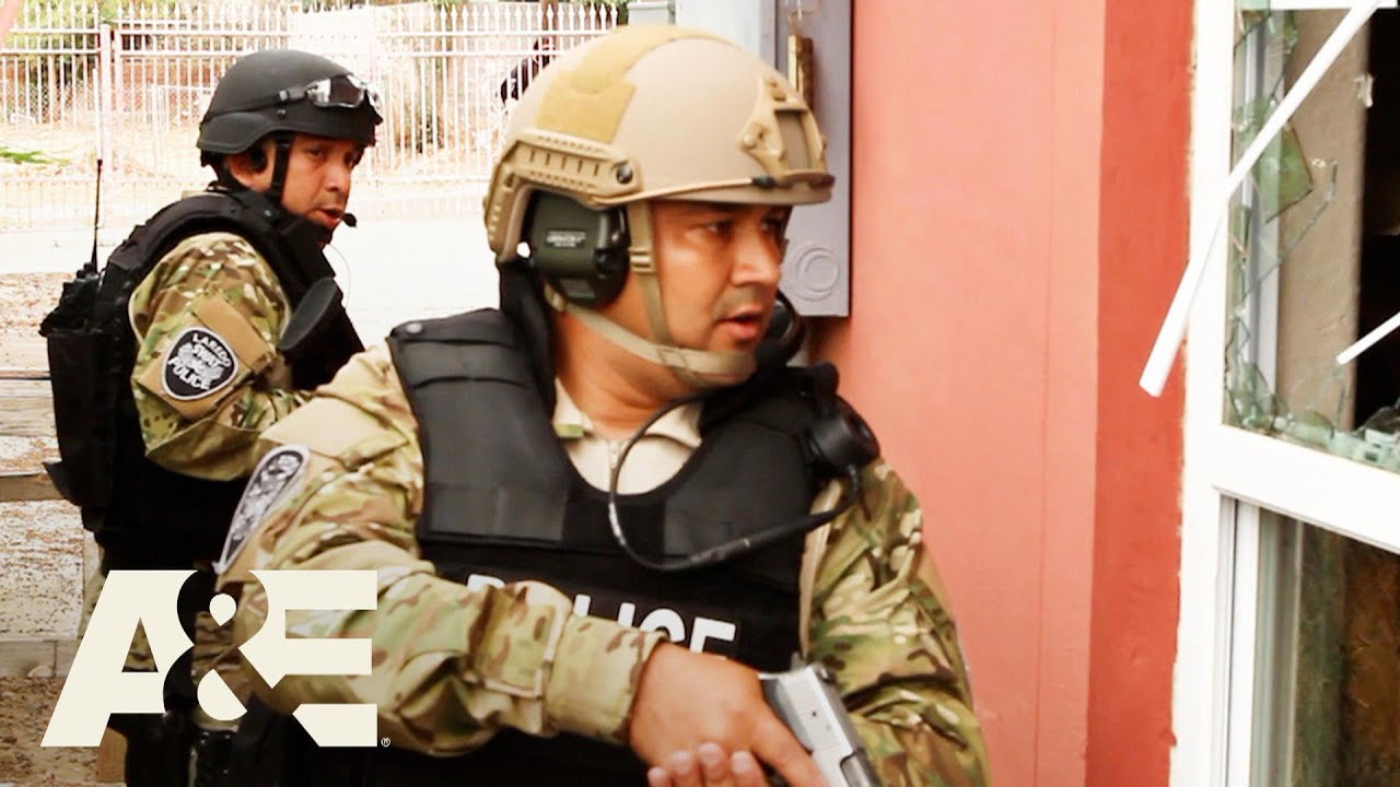 Dealer Agrees to Give Up His Supplier to Save His Wife | Bordertown: Laredo | A&E