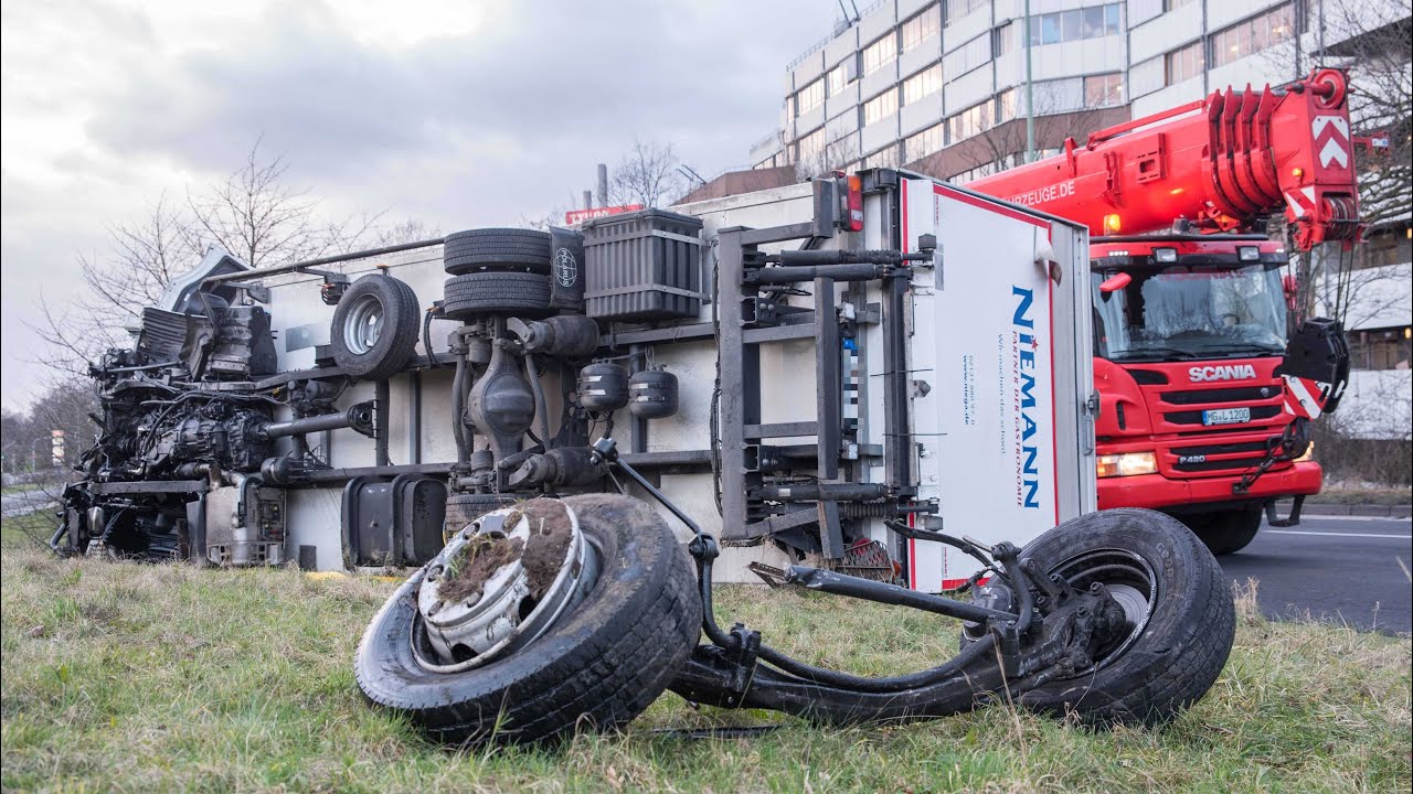 20.01.2022 - Bergung nach schwerem Unfall: LKW von Brücke gestürzt