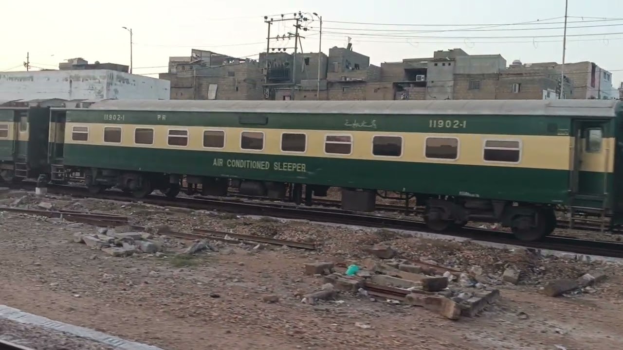 لاہور سے کراچی تک سفر کرنے والی تیز ٹرينوں میں سے ایک کراچی ایکسپریس کینٹ اسٹیشن کراچی پہنچ رہی ہے۔