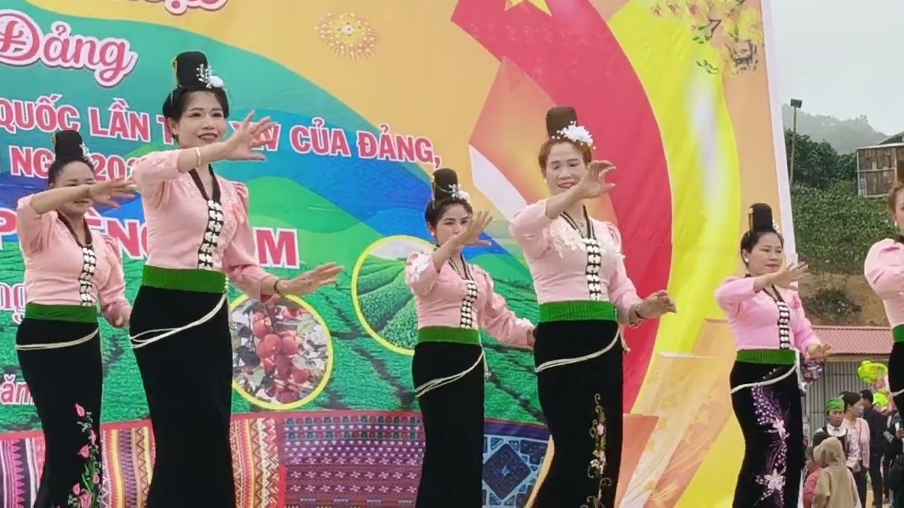 Văn nghệ chào mừng khai mạc chợ phiên Phiêng Cằm tỉnh Sơn La 