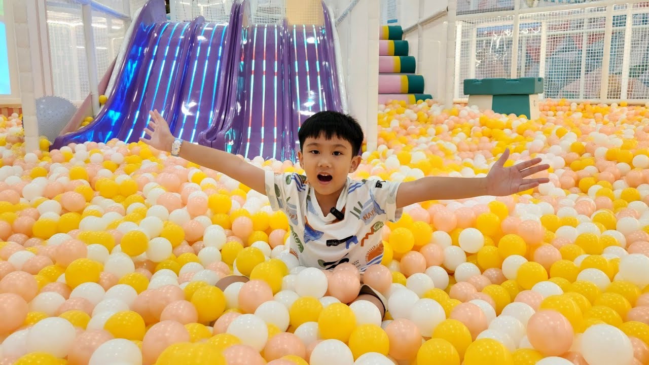Main di Playground || Main Perosotan Tinggi, Seluncur Ban, Mandi Bola, Trampolin dll || HAPPY TIME