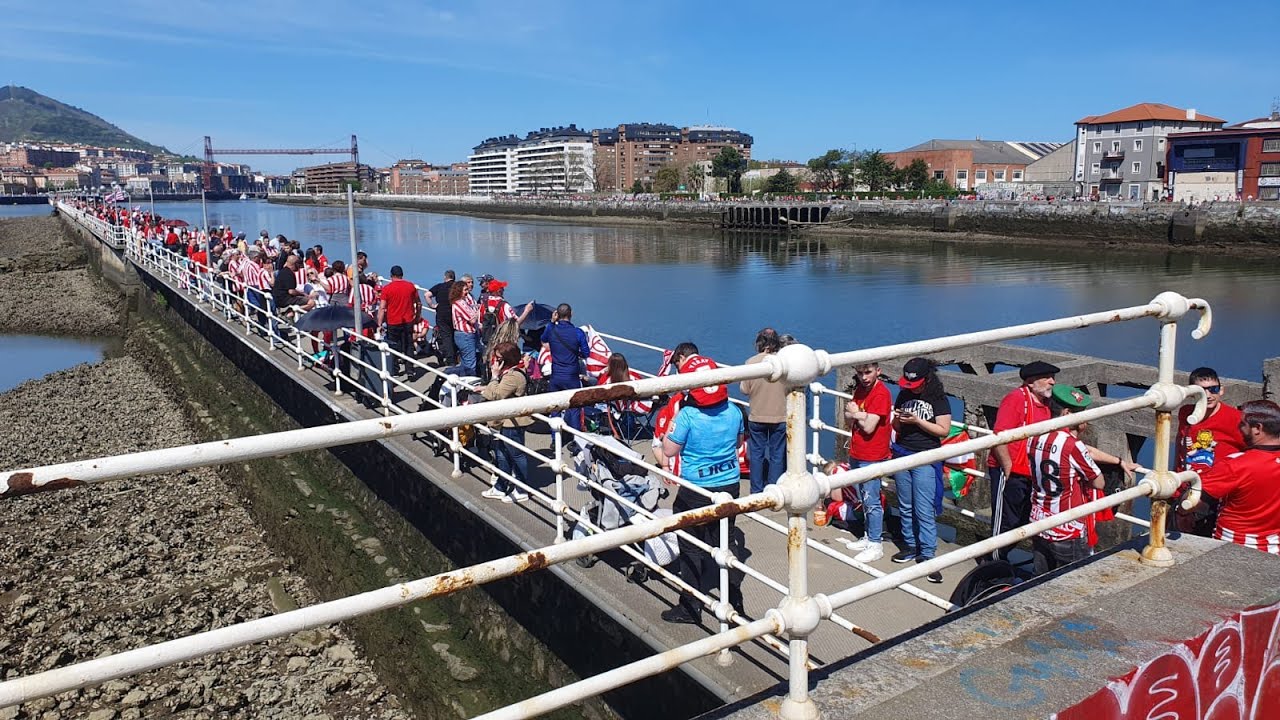 Aforo completo para seguir la gabarra en el espigón de Sestao