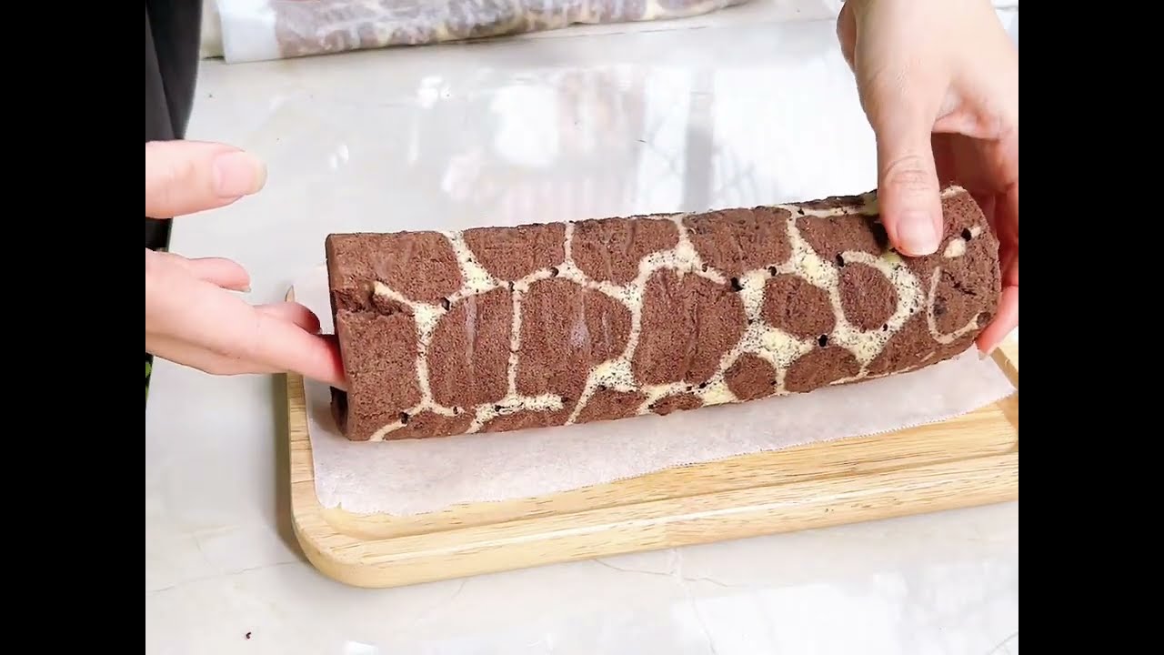 Bánh bông lan cuộn hoạ tiết hươu cao cổ 🦒