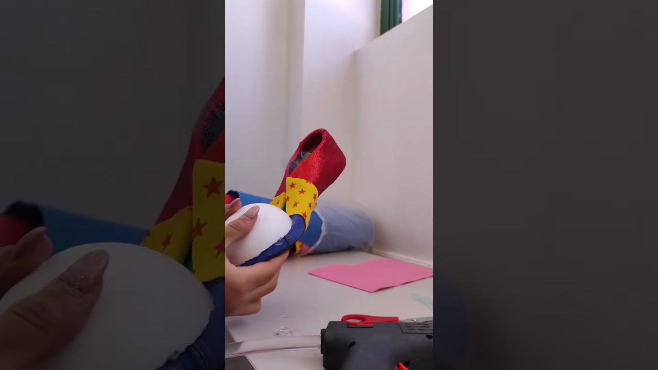 Transformando um tênis usado em sapato de palhaço.