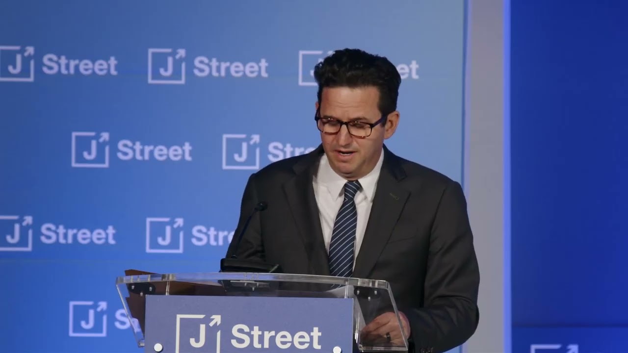 Сенатор Брайан Шац на Национальном съезде организации J Street в 2026 году.