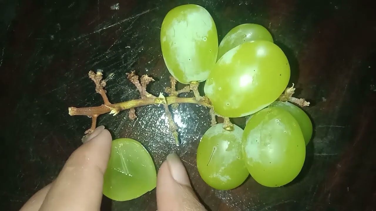 Heart-shaped Grapes: 3 Ways To Carve Grapes Into Heart Shape. Fruit Cutting Skills and Art #fruitart