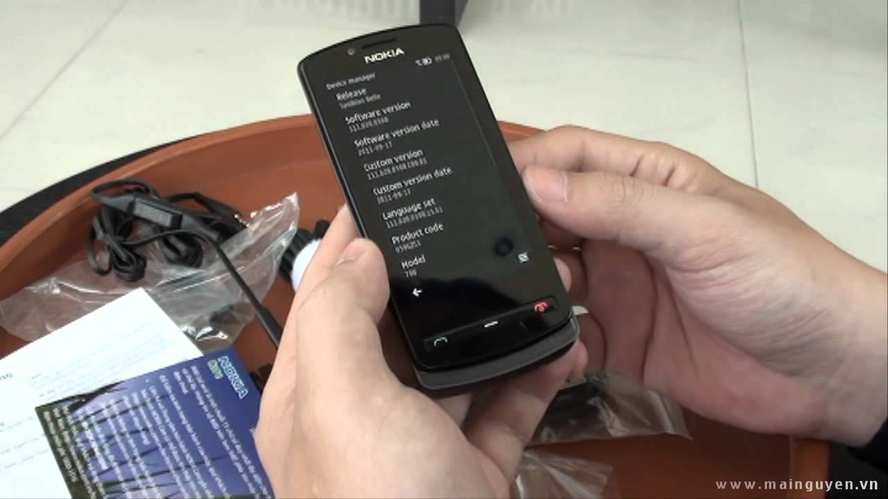 Khui hộp Nokia 700 chính hãng - www.mainguyen.vn