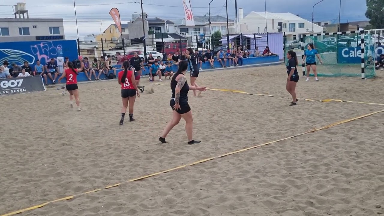 Beach handball mujeres Caleta Olivia 22 de febrero del 2026 domingo nublado ⛅ Petit vs Vintage 